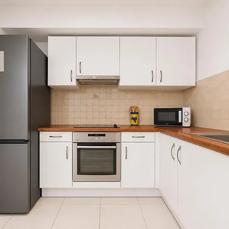 Apartment Grand Climatise T3 & Parking Prive *